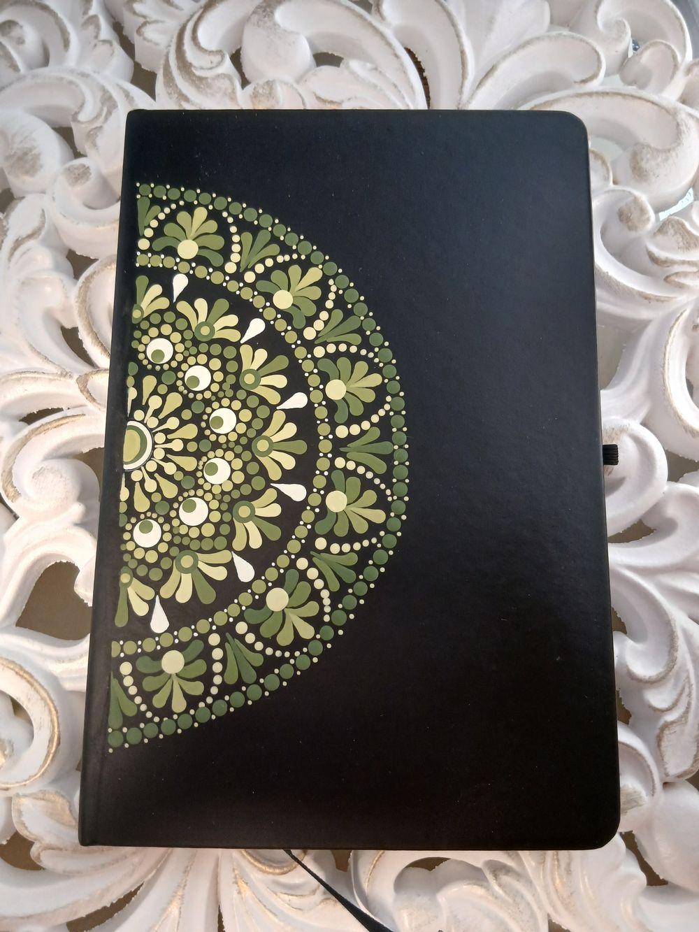 mandala-notizbuch-a5-schwarz_avocado-salbeigruen-weiss_kollektion-laubfrosch_ar-kunsthandwerk_dot-painting